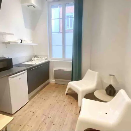 Contrat Social Apartment